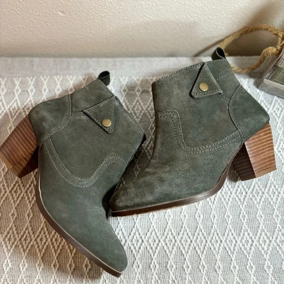 Diba Sophia Green Suede Ankle Boots. Size 7.5, 2 1/2” heel. Side Zipper. - Picture 5 of 9